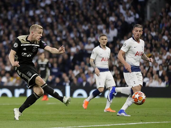 Donny van de Beek (l) trifft zur 1:0-Führung für Ajax.