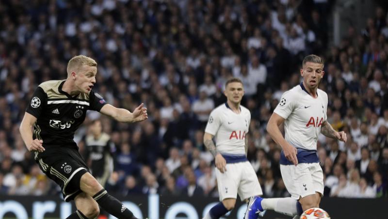 Donny van de Beek (l) trifft zur 1:0-Führung für Ajax. Donny van de Beek (l) trifft zur 1:0-Führung für Ajax.