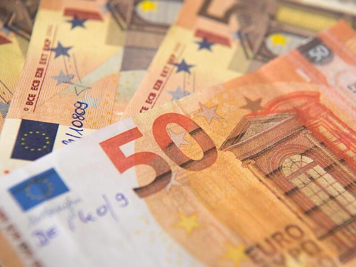 Gefälschte 50-Euro Banknoten liegen auf einem Stapel. Foto: Fabian Sommer/dpa/Archivbild