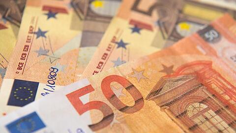 Gefälschte 50-Euro Banknoten liegen auf einem Stapel. Foto: Fabian Sommer/dpa/Archivbild