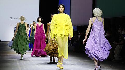 Models auf dem Laufsteg bei der Sofia Ilmonen Opening Show zum Start der Mercedes Benz Fashion Week.
