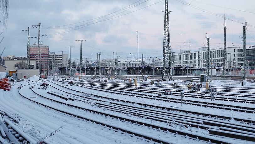 Eine dünne Schneeschicht bedeckt die Gleise am Ostbahnhof. Bald ist Frühlingsbeginn.
