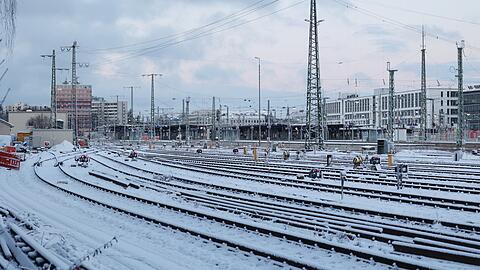 Eine dünne Schneeschicht bedeckt die Gleise am Ostbahnhof. Bald ist Frühlingsbeginn.