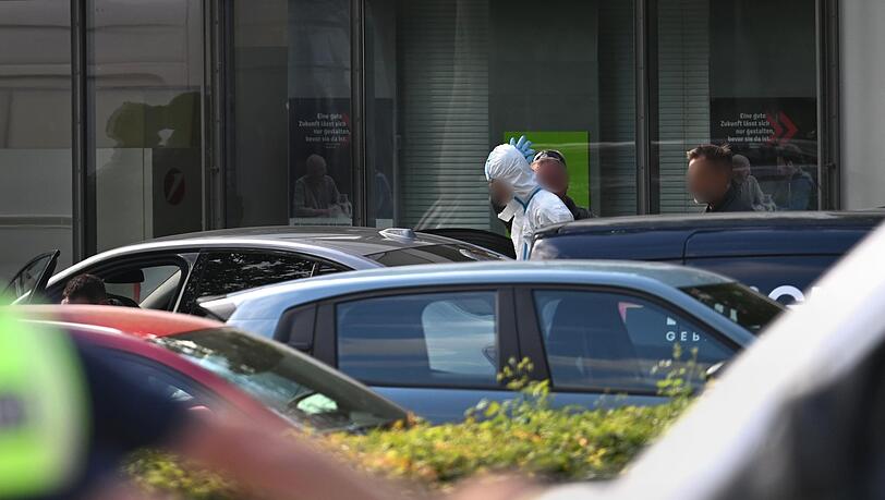 Polizisten führten am Abend einen Mann in einem weißen Anzug aus dem Gebäude, wenig später wurde eine Festnahme vermeldet. Polizisten führten am Abend einen Mann in einem weißen Anzug aus dem Gebäude, wenig später wurde eine Festnahme vermeldet.