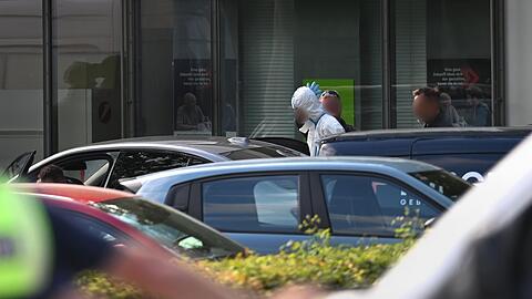Polizisten f&uuml;hrten am Abend einen Mann in einem wei&szlig;en Anzug aus dem Geb&auml;ude, wenig sp&auml;ter wurde eine Festnahme vermeldet.
