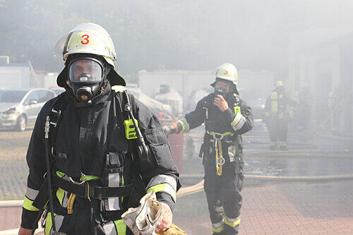 Nur mit schwerem Atemschutzgerät konnten sich die Feuerwehrmänner dem Brandort nähern.