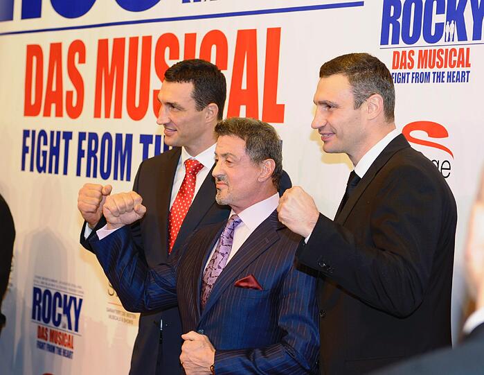 Die Boxer Vitali (r) und Wladimir Klitschko (l) und der US-Schauspieler Sylvester Stallone