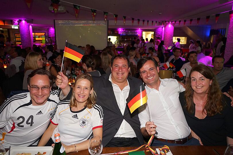 Hunderte feierten den Einzug ins Halbfinale im H'ugo's