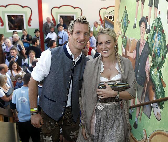 Schneidige Löwen in Lederhosen, fesche Dirndl in schicken Dirndln: Die Spieler des TSV 1860 und ihre Spielerfrauen führten am Dienstagabend im Hacker-Festzelt ihre Tracht aus.