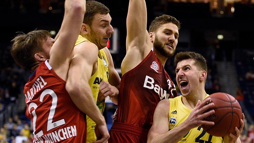 Albas Dragan Milosavljevic startet einen Angriff. Bayerns Maximilian Kleber versucht, das zu verhindern.