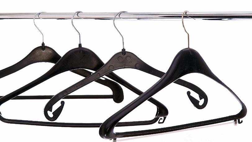 Platz im Kleiderschrank kann mit einer Kleiderspende an die Caritas geschaffen werden. Platz im Kleiderschrank kann mit einer Kleiderspende an die Caritas geschaffen werden.