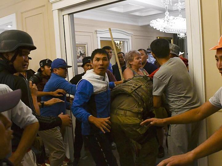Unterstützer des ehemaligen Präsidenten von Kirgistan stoßen in dessen Haus mit Sicherheitskräften zusammen.