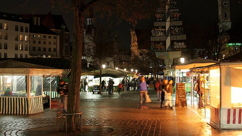 Die Feuerwehr suchte einen Anrufer am Viktualienmarkt. (Archivbild) Die Feuerwehr suchte einen Anrufer am Viktualienmarkt. (Archivbild)