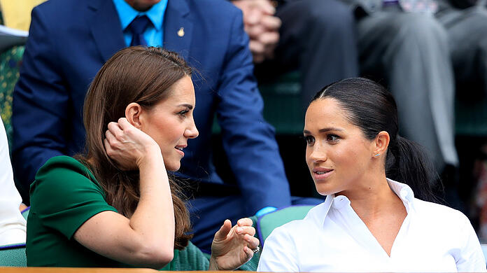 Die Schwägerinnen Herzogin Kate (l.) und Herzogin Meghan bei einem Match in Wimbledon im Jahr 2019.