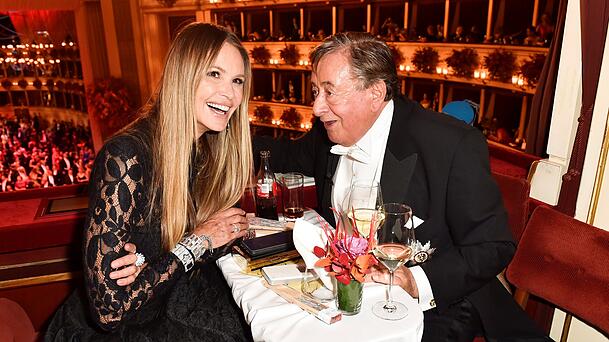An diesem Tisch hätte 2019 auch Olivia Jones sitzen sollen. Doch Richard Lugners Stargast Elle Macpherson soll das verhindert haben. An diesem Tisch hätte 2019 auch Olivia Jones sitzen sollen. Doch Richard Lugners Stargast Elle Macpherson soll das verhindert haben.