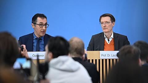 Cem Özdemir (l) und Karl Lauterbach stellen in Berlin die Gesetzespläne für den Konsum und Verkauf von Cannabis vor.