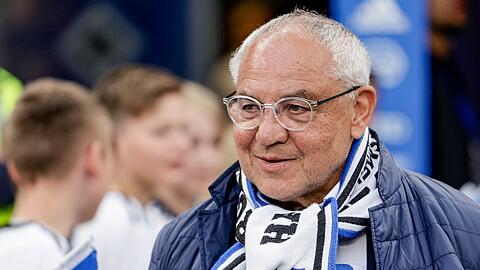 Hamburgs Ex-Fußballer Felix Magath betritt vor Spielbeginn das HSV-Stadion.