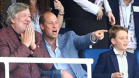 Schauspieler Stephen Fry mit Prinz William und Prinz George (v.l.) beim Cricket.