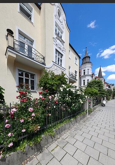 Alte Fassaden, üppiger Blumenschmuck. Schön, gell?