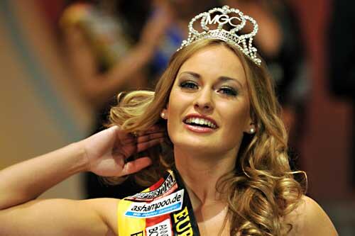 Julia Hagen trägt die Krone der Miss Germany
