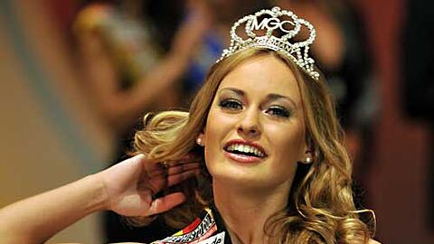 Julia Hagen trägt die Krone der Miss Germany