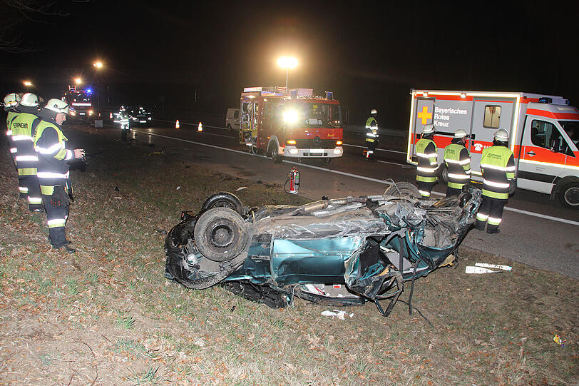 Ein BMW hat sich auf der A 95 überschlagen. Der Fahrer wurde schwer verletzt ins Krankenhaus gebracht. Am Auto entstand ein Totalschaden.