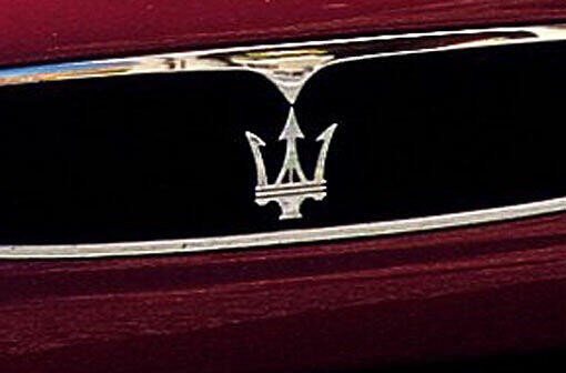 Das Markenzeichen von Maserati: Der Dreizack im Kühlergrill. Auf der A8 hat sich einer dieser Sportwagen überschlagen.