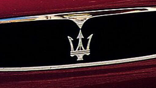 Das Markenzeichen von Maserati: Der Dreizack im Kühlergrill. Auf der A8 hat sich einer dieser Sportwagen überschlagen.