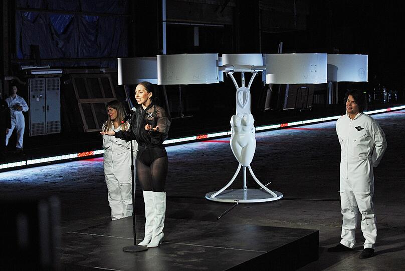 Lady Gaga und das fliegende Kleid "Volantis": Bei der Release-Party zu "Artpop" ist die Pop-Diva abgehoben. Die Bilder.