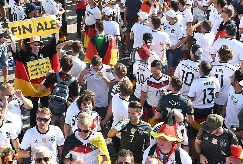 Tausende deutsche Fans verwandeln den Weg zum Stade Vélodrome in Marseille zur Fanmeile.