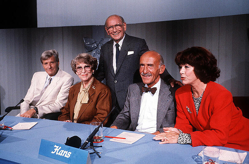 TV-Kult: Quizmaster Robert Lembke (M.) mit dem "Was bin ich?"-Rateteam Guido Baumann, Annette von Arentin, Hans Sachs, Marianne Koch.