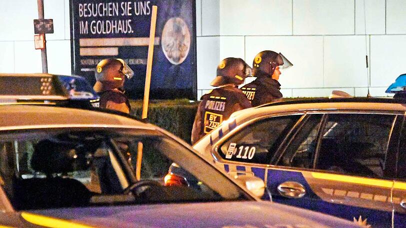 Bilder vom großen Polizeieinsatz in Riem: Nach einem Streit bedrohte ein Bewohner einer Asylbewerberunterkunft die Beamten mit einem Messer.