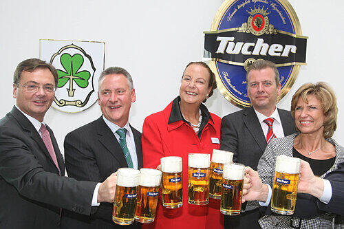 Tucher-Boss Fred Höfler stößt mit Fürths OB Thomas Jung, Oetker-Managerin Rosely Schweizer, Nürnbergs OB Ulrich Maly und Staatssekretärin Dagmar Wöhrl an.