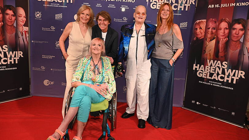 In "Was haben wir gelacht" blicken Maren Kroymann, Bettina Böttinger, Gaby Köster, Hella von Sinnen und Esther Schweins in vergangene Fernsehzeiten. Auch Thomas Gottschalks Moderationsstil wurde von ihnen besprochen. In "Was haben wir gelacht" blicken Maren Kroymann, Bettina Böttinger, Gaby Köster, Hella von Sinnen und Esther Schweins in vergangene Fernsehzeiten. Auch Thomas Gottschalks Moderationsstil wurde von ihnen besprochen.