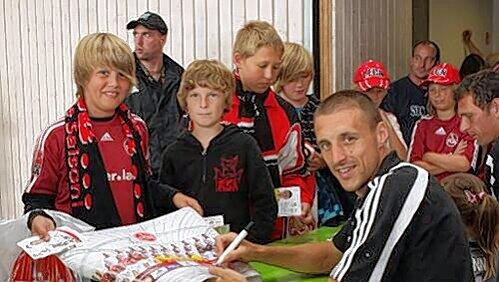 Bei den jungen Club-Fans schon hoch im Kurs: Timmy Simons, der neue Chef im defensiven Mittelfeld beim 1. FCN.
