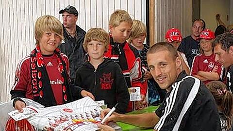 Bei den jungen Club-Fans schon hoch im Kurs: Timmy Simons, der neue Chef im defensiven Mittelfeld beim 1. FCN.