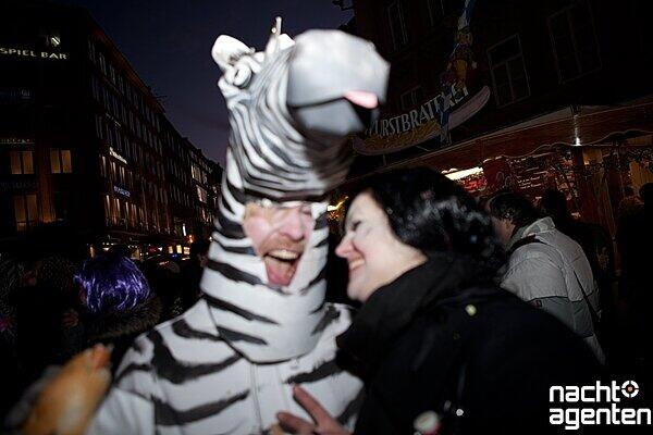 Große Faschingsparty am Marienplatz! Ab zwölf Uhr richtete dort Charivari eine Show aus. Der Hauptact: Alexander Marcus. Die Münchner hatten ihren Spaß. Mehr Bilder unter: www.nachtagenten.de