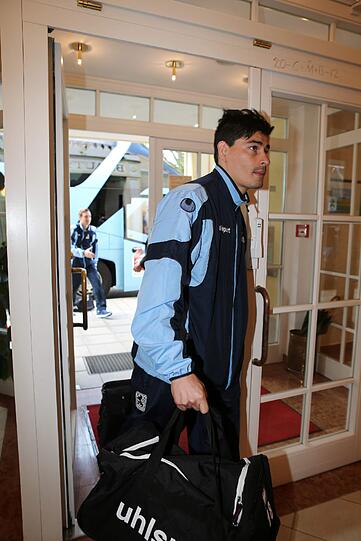 Neu-Löwe Ismael Blanco auf dem Weg zu seinem Zimmer.
