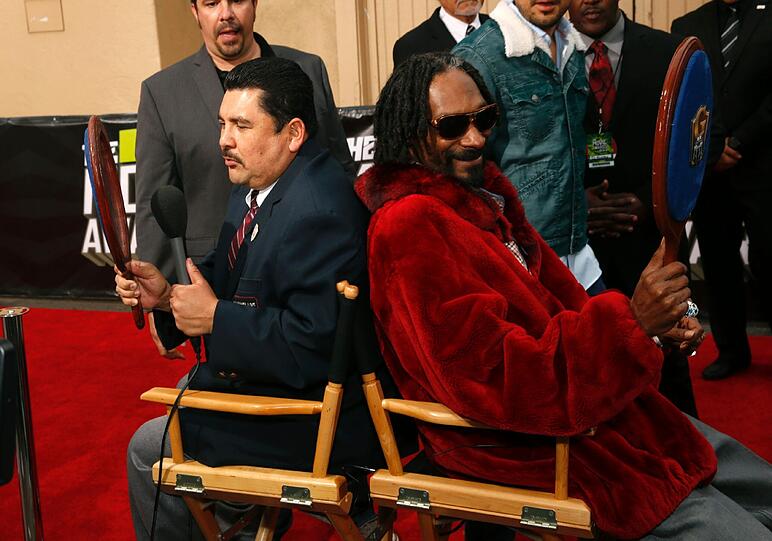 Rapper Snoop Lion, ehemals Snoop Dogg, und
Kollegin Ke$ha rauchten auf der Bühne etwas, das wie ein Joint
aussah. Hier: Guillermo Rodriguez (links) und Snoop Lion