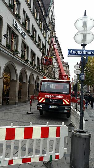 Am Hirmer werden schon die ersten Weihnachtsdekorationen angebracht...
