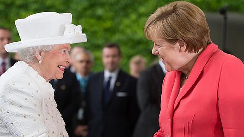 Bundeskanzlerin Angela Merkel begrüßt die Queen im Kanzleramt. Die Bilder von Mittwochvormittag zum Durchklicken.
