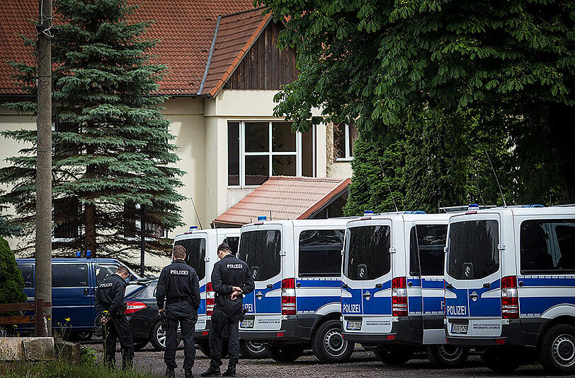 Bislang hatte die Polizei in Freital reichlich mit dem Schutz des Flüchtlingsheims zu tun - nun gilt es, auch den mutmaßlichen Sprengstoffanschlag aufzuklären.