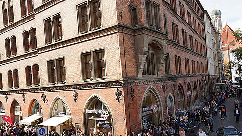 Lange Schlange für ein Flüchtlingskonzert: Am Dienstag um kurz nach 13 Uhr am Rathaus.
