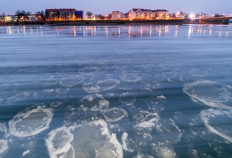 ...in Frankfurt(Oder) treiben Eisschollen (sogenanntes Pfannkucheneis) auf der Oder stromabwärts. Dort zeigte das Thermometer um die Minus 13 Grad.