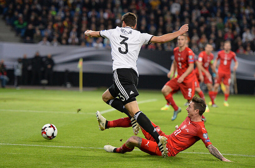 Jonas Hector: Note 3. "Mr. Zuverlässig" auf der linken Seite. Im Spiel nach vorne lange Zeit mit Luft nach oben, legte Müller aber das 3:0 auf. Musste offenbar leicht angeschlagen raus.