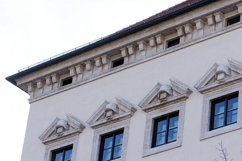 Relikt aus der braunen Vergangenheit: Stahlhalme als Fassadenschmuck am Wirtschaftsministerium in der Prinzregentenstraße. Foto: AZ-Archiv/Martha Schlüter
