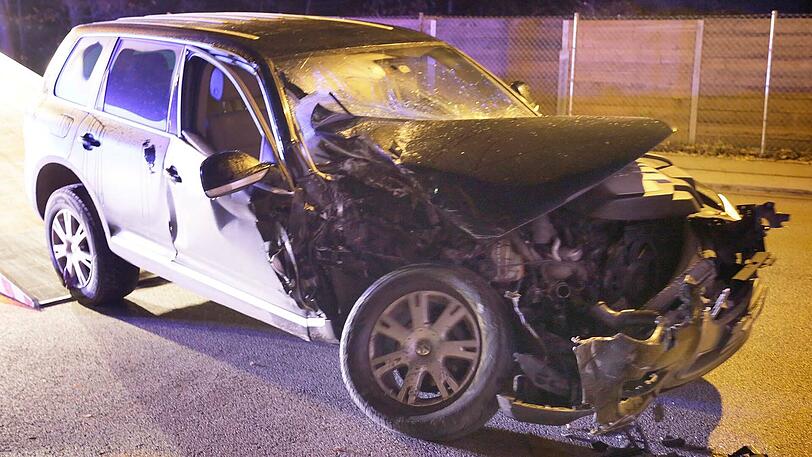 Die 20-Jährige krachte frontal in den Lkw-Anhänger. Glücklicherweise blieb sie unverletzt. Die Bilder vom Unfallort.