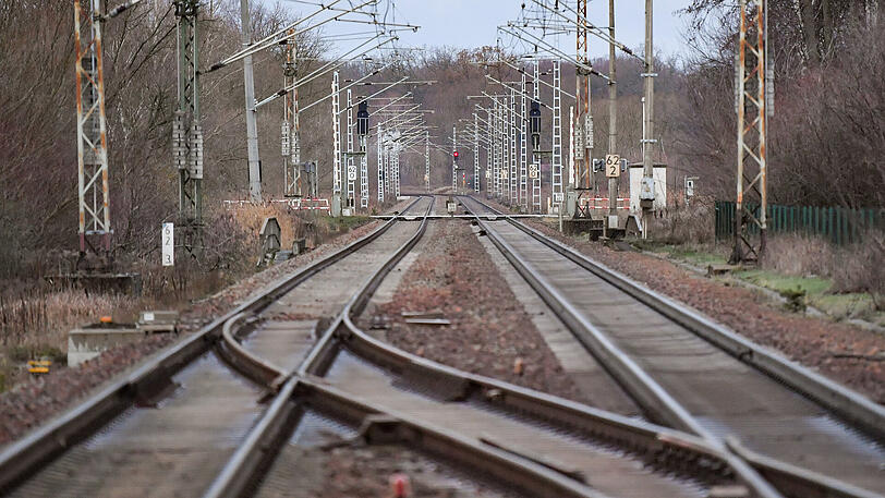 Supergefährlich und gar nicht cool: Selfies oder andere Fotos auf Gleisen machen. (Symbolbild)