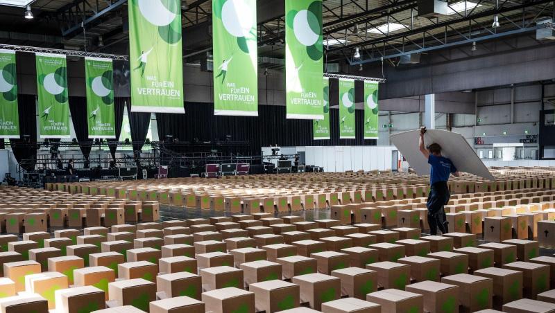 Eine Messehalle ist für die Besucher des Evangelischen Kirchentages mit Papphockern bestuhlt. Mehr als 100.000 Teilnehmer werden erwartet. Eine Messehalle ist für die Besucher des Evangelischen Kirchentages mit Papphockern bestuhlt. Mehr als 100.000 Teilnehmer werden erwartet.