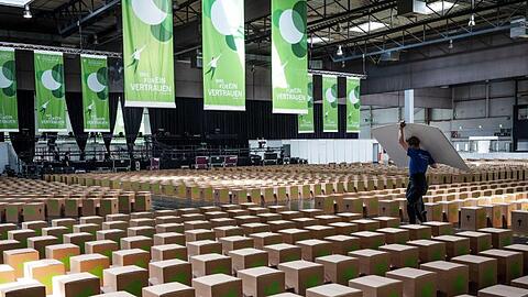 Eine Messehalle ist für die Besucher des Evangelischen Kirchentages mit Papphockern bestuhlt. Mehr als 100.000 Teilnehmer werden erwartet.